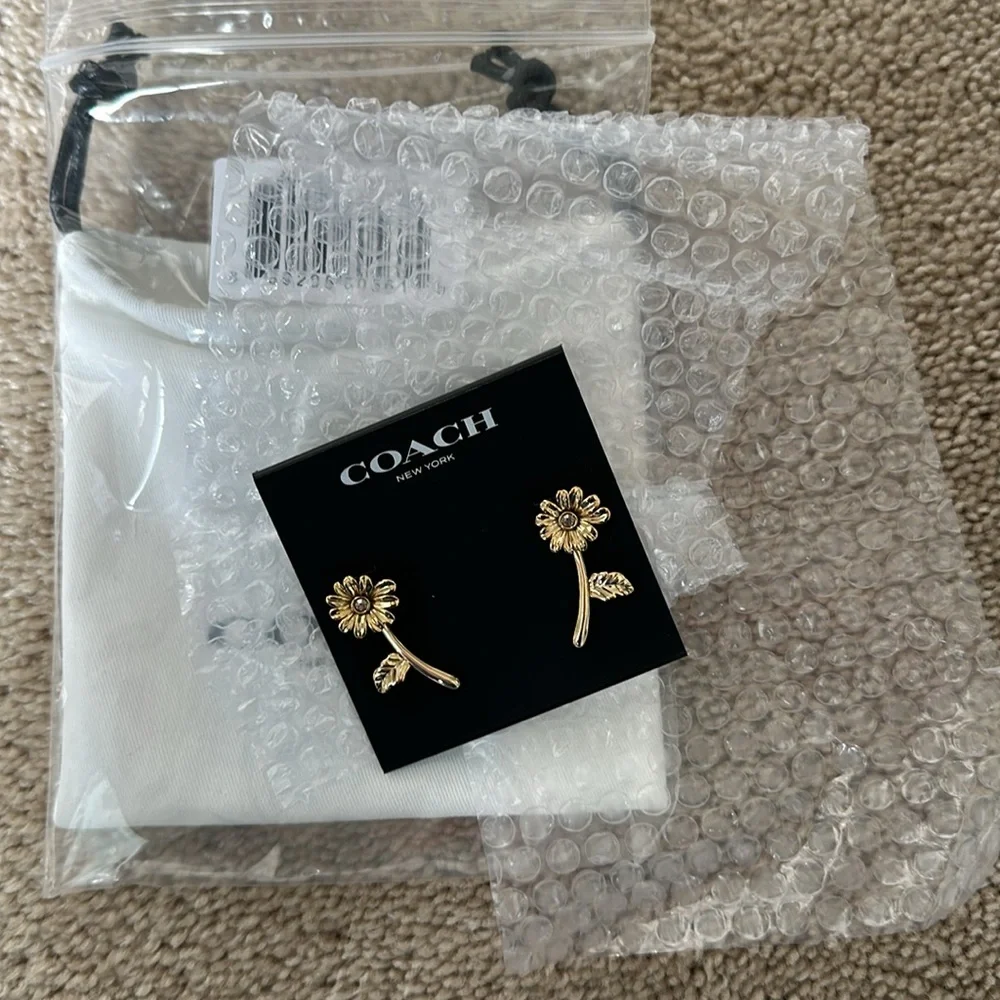 Coach Crystal Flower Daisy Stud Earring NWT - Picture 3 of 3